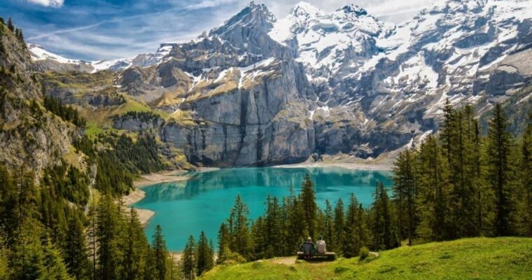 Descubre la belleza natural del Lago Oeschinensee: turismo en la región suiza de Berna.