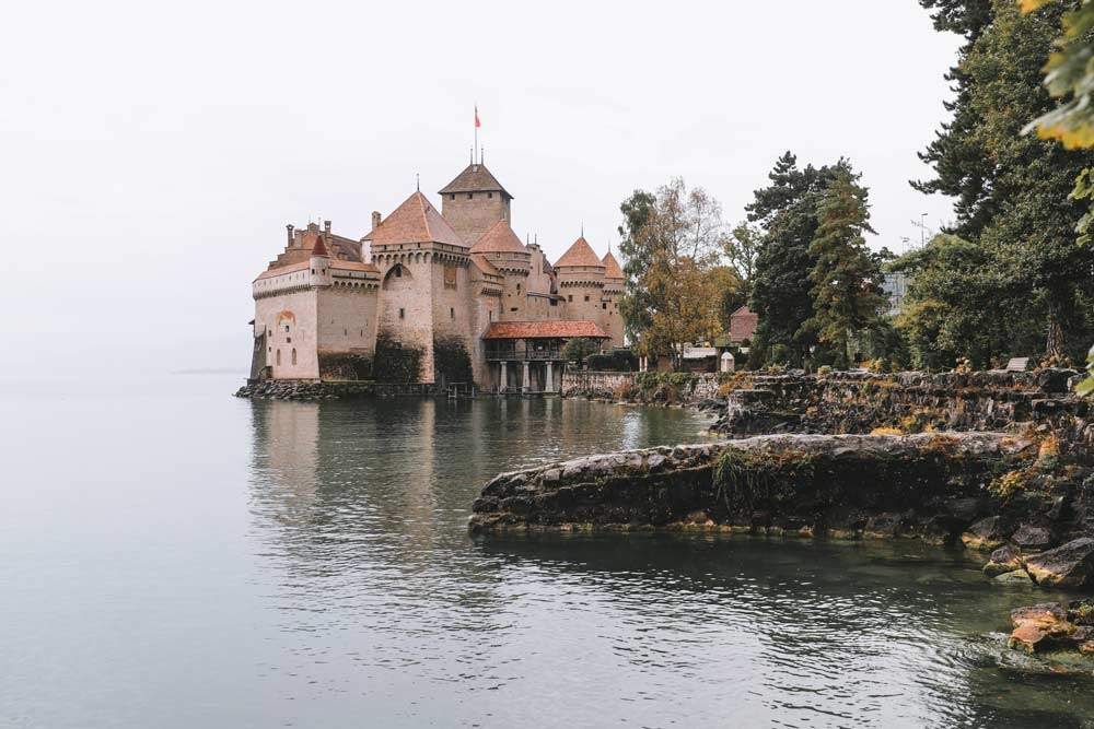 Descubre la historia y el encanto del Castillo de Chillón – Un recorrido por la fortaleza medieval más impresionante de Suiza